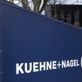 Le logisticien Kühne+Nagel a essuyé un repli de 15% du bénéfice net au deuxième trimestre. (archive) KEYSTONE/GAETAN BALLY
